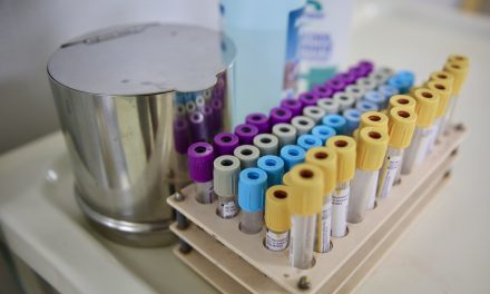 Primul test de sânge minim invaziv care ajută la excluderea bolii Alzheimer, disponibil în România